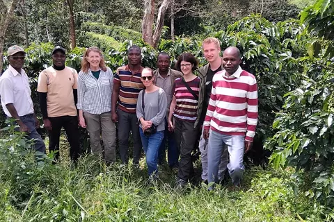 Das Team der Chipunga-Kaffeefarm mit der Projektreisegruppe aus Deutschland