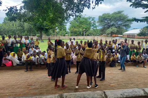 Scouts in Malawi führen einen Tanz auf
