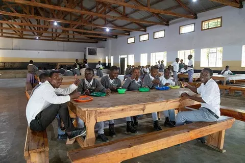 Frühstück in der Großen Halle der St.-Ignatius-Schule in Nthalire, Malawi