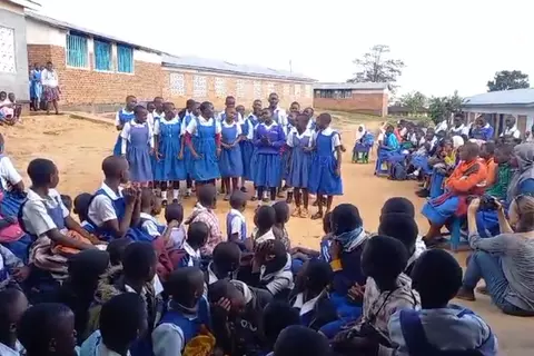 Die Schülerinnen der Lunyangwa-Primarschule präsentieren einen zeremoniellen Tanz