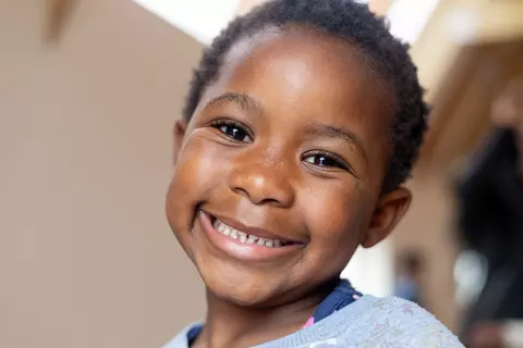 Junge im Montessori-Kindergarten, Masifunde, Südafrika