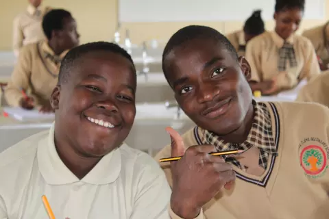 Zwei Schüler an der St. Francis and Clare-Schule in Sambia