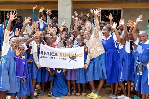 Mädchen der Lunyangwa-Schule mit einer Flagge der Africa Runners