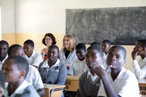Besucherinnen aus Deutschland in einer Klasse an der St.-Ignatius-Sekundarschule in Malawi