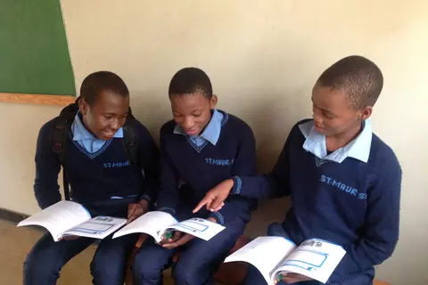 Schüler an der St.-Mauritius-Sekundarschule, die die Umckaloabo-Stiftung finanziert hat.