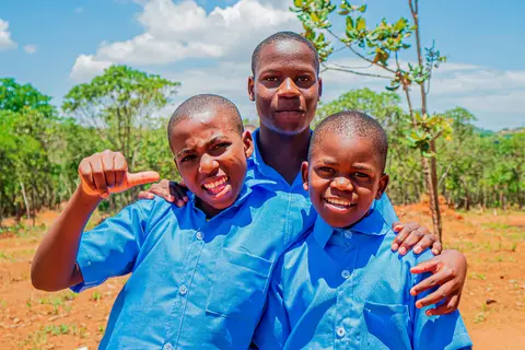 Drei Schüler an der mithilfe der Africa Runners errichteten St.-Mauritius-Sekundarschule in Malawi.