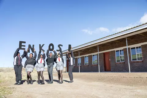 Schüler an der Ekuphumleni-Sekundarschule halten den Schriftzug "Enkosi" hoch, was auf Deutsch "Danke" heißt.