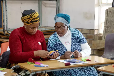 Zwei Erzieherinnen bei einem Weiterbildungs-Workshop der Samara Foundation in Südafrika