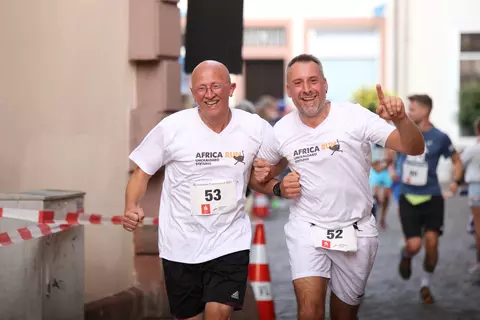 Zwei Teilnehmer des Turmberglaufs in Durlach, die als Africa Runners Spenden sammeln