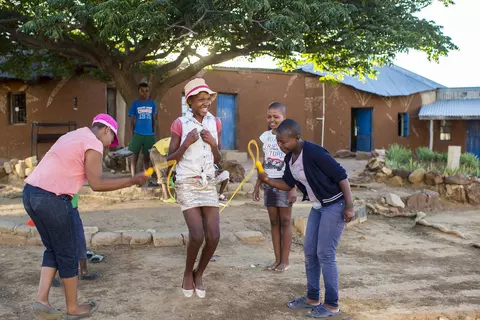 Spielende Kinder im Mants'ase-Kinderheim in Lesotho