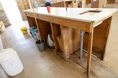 Defekte Ausstattung im Naturwissenschaftsraum der Ekuphumleni-Sekundarschule, die nun erneuert wird.