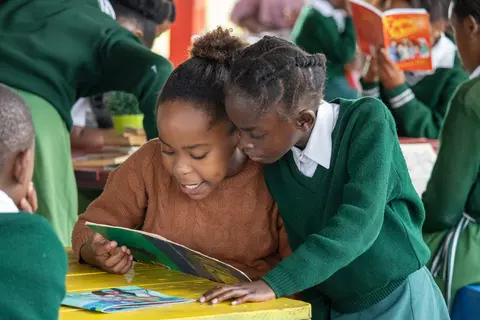 Zwei Mädchen im Masifunde-Bildungszentrum lesen gemeinsam