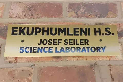 Widmung für einen Unterstützer aus Deutschland, der mit einer Spendenaktion Geld für die Renovierung des Science Labs an der Ekuphumleni-Sekundarschule gesammelt hat.
