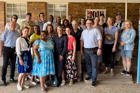 Eine Besuchergruppe der Schwabe-Gruppe Schweiz an der Ekuphumleni-Sekundarschule in Südafrika.