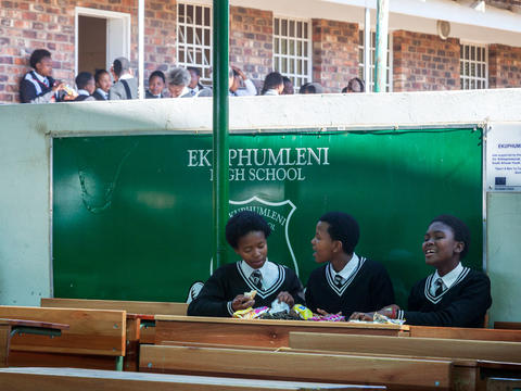 Drei Schülerinnen der Ekuphumleni Secondary School