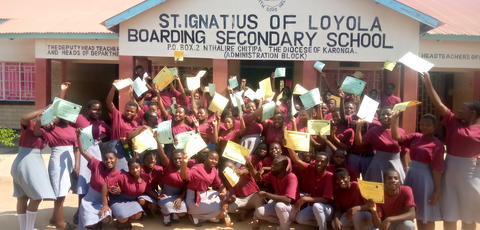 Die ersten Absolventinnen und Absolventen der St. Ignatius-Sekundarschule in Malawi