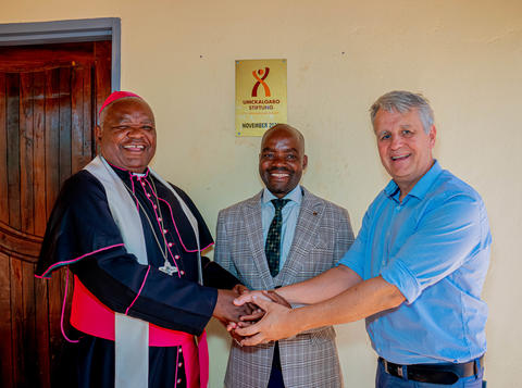 Bischof Martin Mtumbuka, Schulleiter Madalitso Mbalzada und Uwe Bothur eröffnen gemeinsam die St. Mauritius-Schule