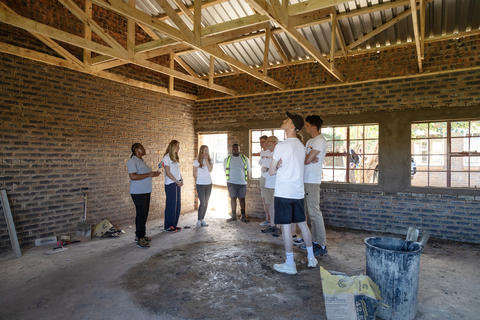 Projektreisegruppe der Umckaloabo-Stiftung bei der Besichtigung der neuen Klassenzimmer