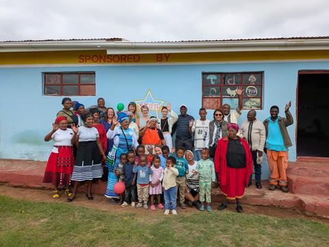 Gruppenfoto mit Erzieherinnen, Kindern und Besuchern der Mzinigisi-Kita im Eastern Cape, Südafrika