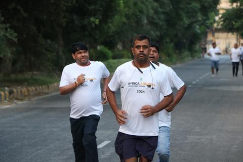 Zwei indische Läufer sammeln Spenden für die Africa Runners.