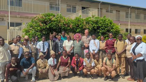 Gruppenfoto der Patenschüler in Lusaka und den deutschen Besuchern.