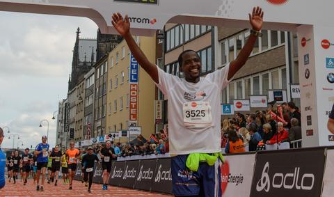 Sibusiso Vilane beim Köln Marathon 2015.jpg