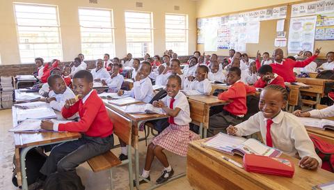 Kinder an einer Grundschule in Südafrika, die die Umckaloabo-Stiftung unterstützt.