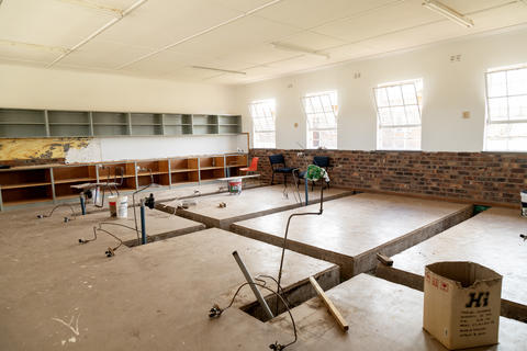 Renovierungsarbeiten im Naturwissenschaftsraum der Ekuphumleni-Sekundarschule