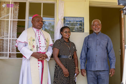 Bischof Martin, Schulleiterin Flora Chunda und Senior Chief Kilupula vor der neuen Schule in Kasantha, Malawi