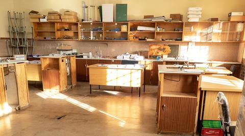 Der Naturwissenschaftsraum der Ekuphumleni-Sekundarschule bedarf einer Modernisierung.