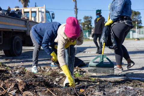 Eine Schülerin der Walmer Primary School sammelt Müll.