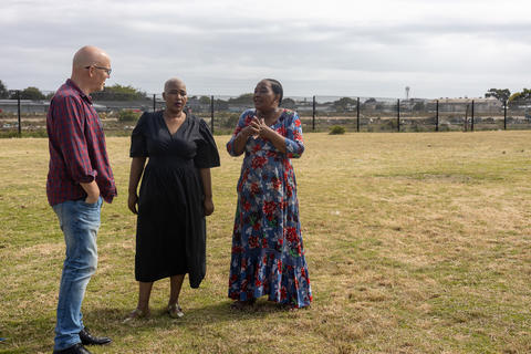Die Schulleiterinnen der Walmer Primary besprechen mit Jonas Schumacher die Pläne für die neue Gemeinschaftshalle, die hier entstehen soll.