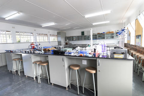 Das neue wissenschaftliche Labor der Ekuphumleni-Sekundarschule sowie neu angeschafftes Unterrichtsmaterial.