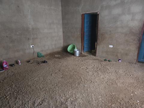 Ein Haus ohne Möbel - die Mutter hat alle verkauft, um ihrem Sohn den Besuch der weiterführenden Schule zu ermöglichen