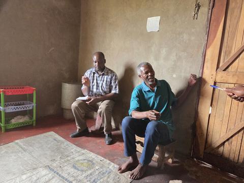 Die Plane auf dem Boden in der Mitte des Raumes ist das Bett der Familie.