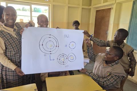 Chemie-Unterricht an der Ekuphumleni-Sekundarschule in Sambia: Der Selbstversuch hat das Prinzip erklärt.