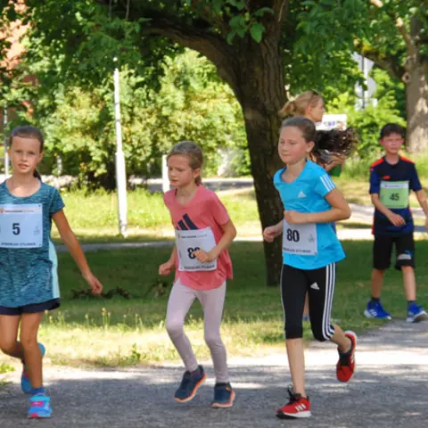 Kinder beim Spendenlauf in Ettlingen