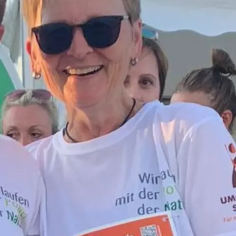 Eine Läuferin als Africa Runner beim B2Run-Lauf.