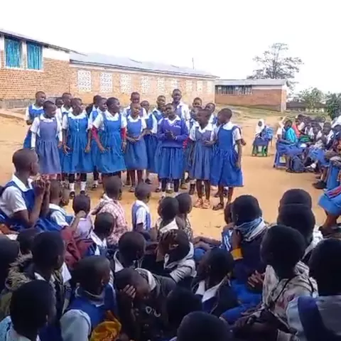 Die Schülerinnen der Lunyangwa-Primarschule präsentieren einen zeremoniellen Tanz