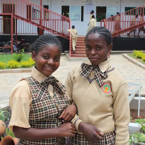 Zwei Schülerinnen an der St. Francis-and-Clare-Sekundarschule in Sambia
