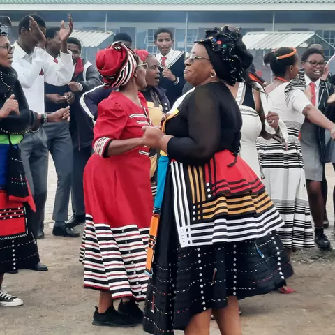 Lehrerinnen der Ekuphumleni-Schule begrüßen eine Projektreisegruppe der Umckaloabo-Stiftung