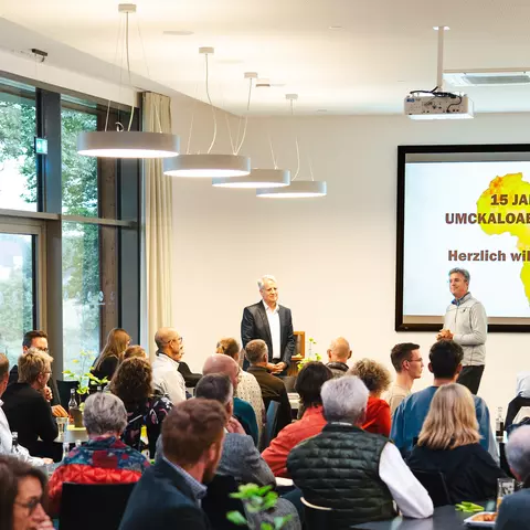 Olaf Schwabe, Vorstandsvorsitzender der Umckaloabo-Stiftung, begrüßt die Gäste der Jubiläumsfeier 2025