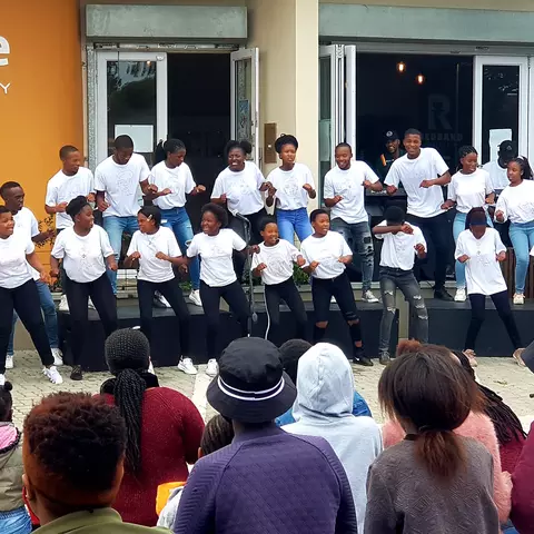 Der Masifunde-Chor singt bei einem Auftritt vor der Changemaker Academy